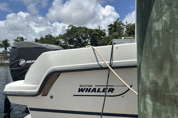 27ft Boston Whaler Yacht For Sale