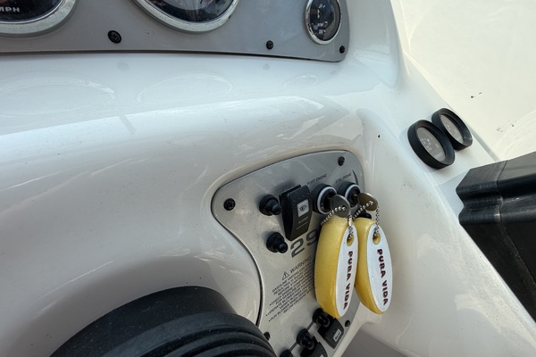 PURA VIDA 29ft Monterey Yacht For Sale