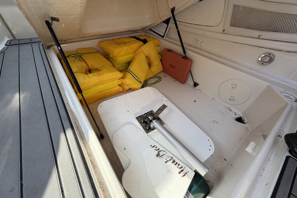 PURA VIDA 29ft Monterey Yacht For Sale