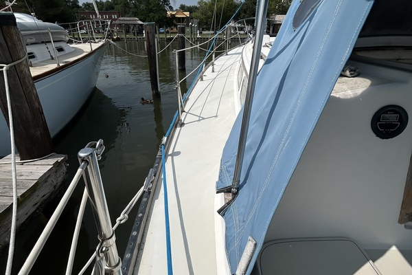 Lucky Dog 35ft Pearson Yacht For Sale