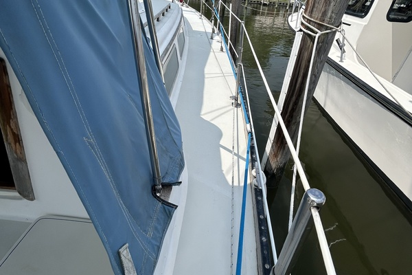 Lucky Dog 35ft Pearson Yacht For Sale