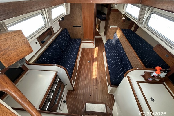 Lucky Dog 35ft Pearson Yacht For Sale