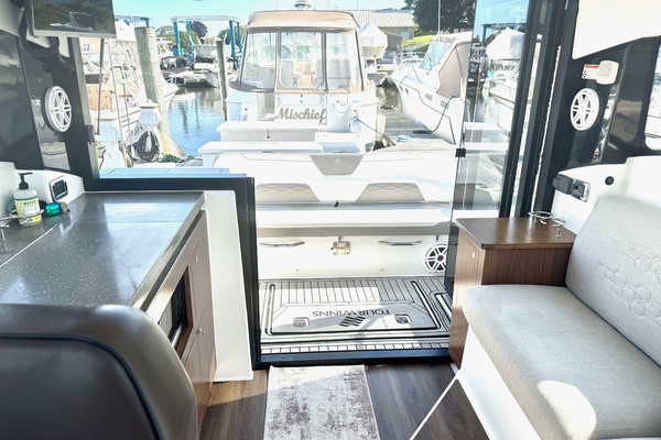 Freedom 33ft Four Winns Yacht For Sale