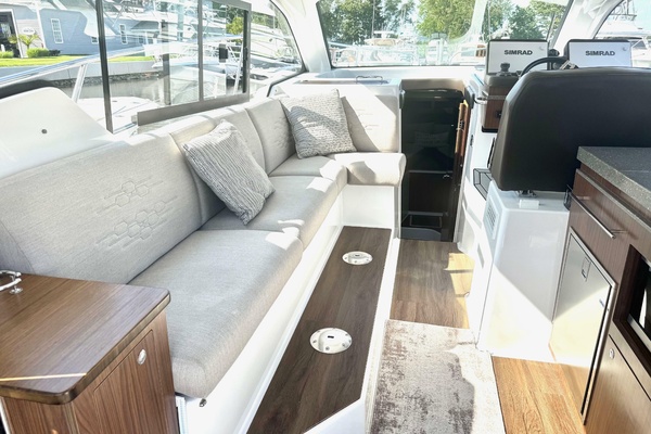 Freedom 33ft Four Winns Yacht For Sale