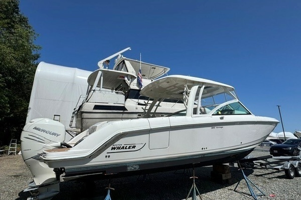 2018 Boston Whaler 32