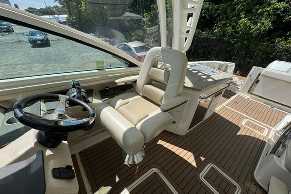 Boston Whaler 320 Vantage Yacht For Sale