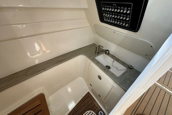G MAN 32ft Boston Whaler Yacht For Sale