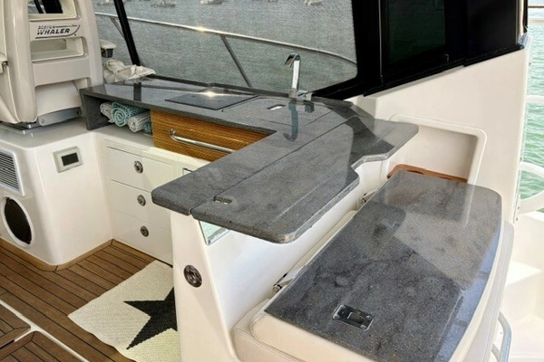 2021 Boston Whaler 40