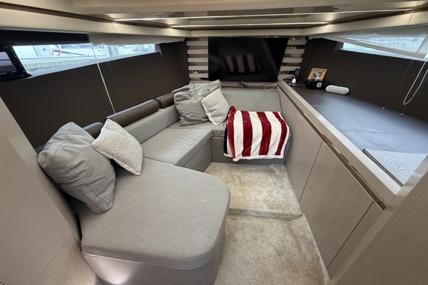 Little Buddy 37ft Invictus Yacht For Sale