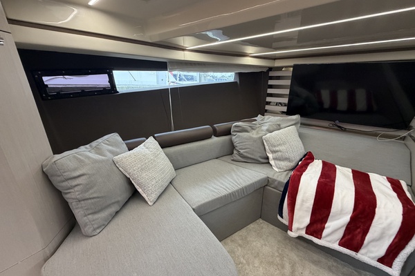 Little Buddy 37ft Invictus Yacht For Sale