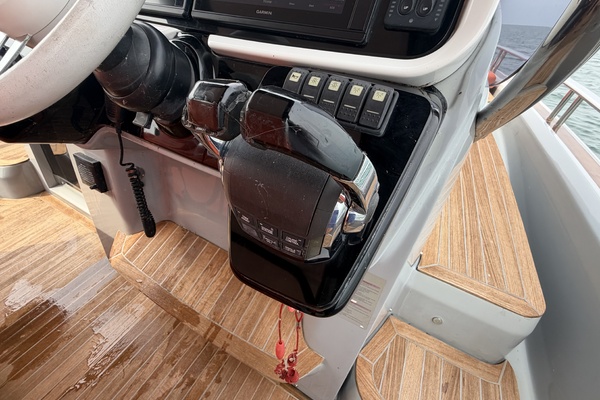 Little Buddy 37ft Invictus Yacht For Sale