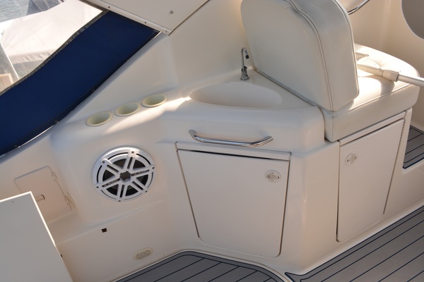 Waves of Blue 30ft Bayliner Yacht For Sale