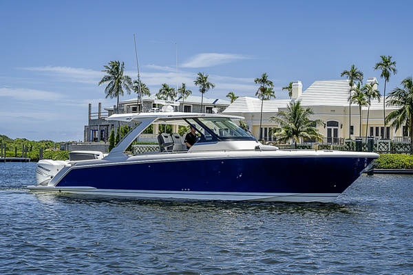 38FT (11.61M) TIARA YACHTS