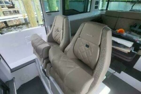 Axopar 37 XC CROSS CABIN Yacht For Sale