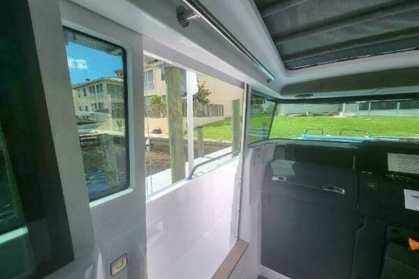 Axopar 37 XC CROSS CABIN Yacht For Sale