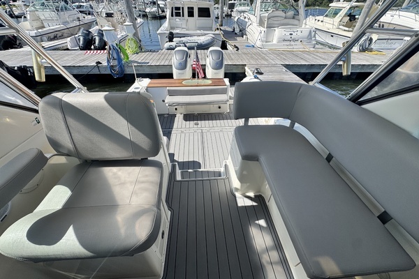 2006 Pursuit 33