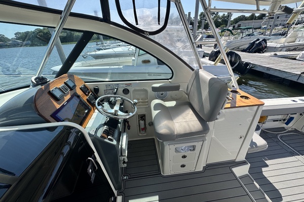 2006 Pursuit 33