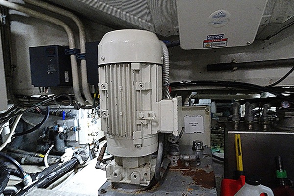100ft Azimut Yacht For Sale