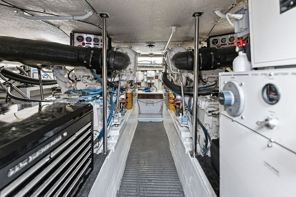 Hatteras 60 Convertible Yacht For Sale