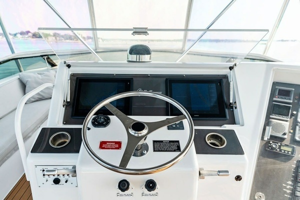 Hatteras 60 Convertible Yacht For Sale