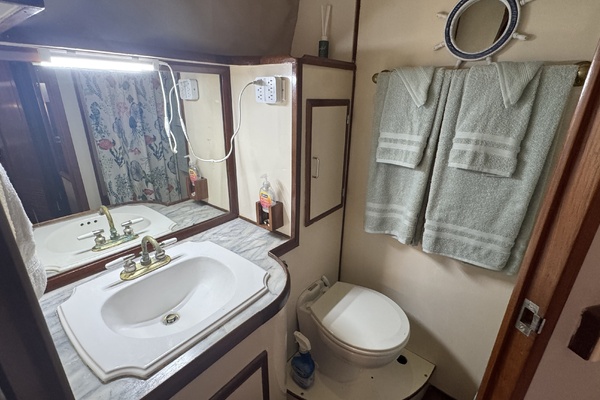 Delta Bliues 48ft Jefferson Yacht For Sale