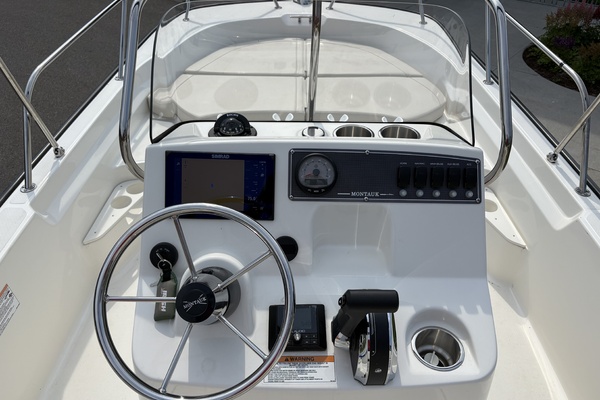 17ft Boston Whaler Yacht For Sale
