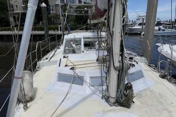 44ft Bruce Roberts Yacht For Sale