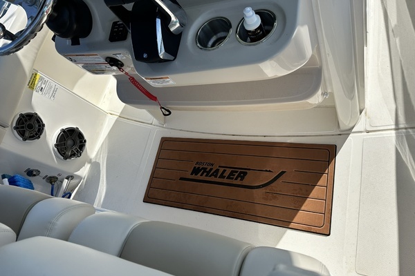 2024 Boston Whaler 25