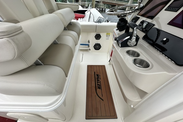 2024 Boston Whaler 25
