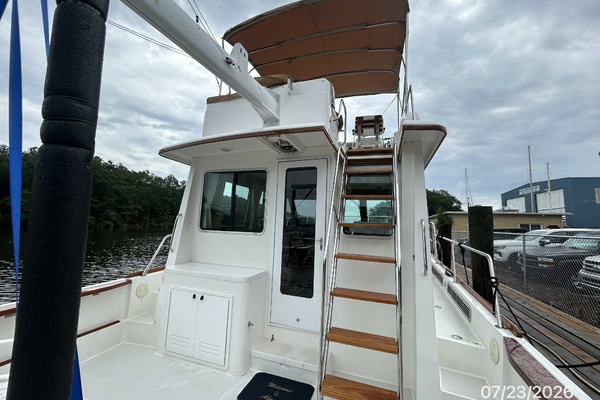 42' Sabre cockpit forward