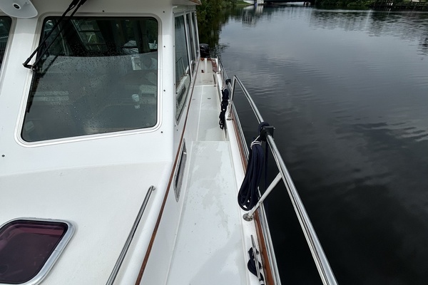 42' Sabre port side deck2