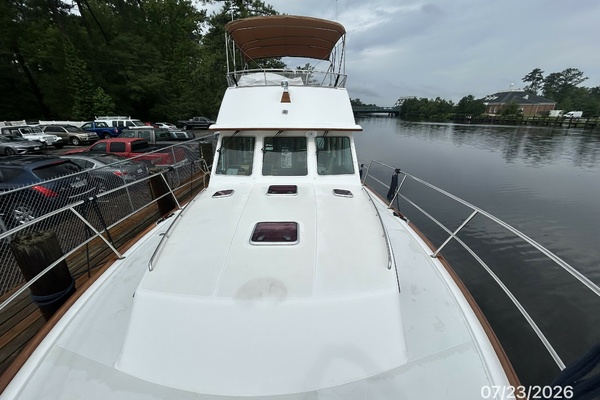 42' Sabre foredeck aft