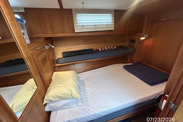42' Sabre guest stateroom