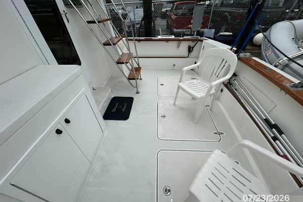 42' Sabre cockpit starboard