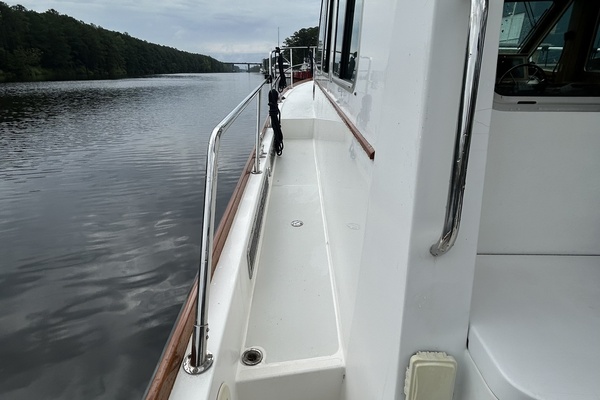 42' Sabre port side deck1