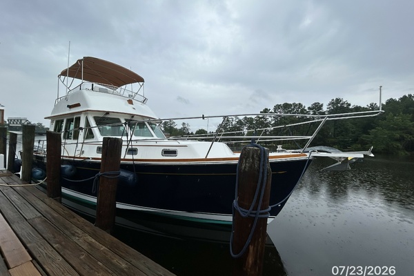 42' Sabre starboard forward profile