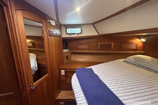 42' Sabre master stateroom port