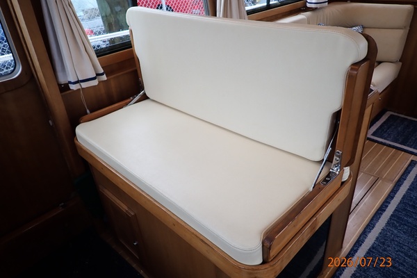 42' Sabre lower helm helm seat1