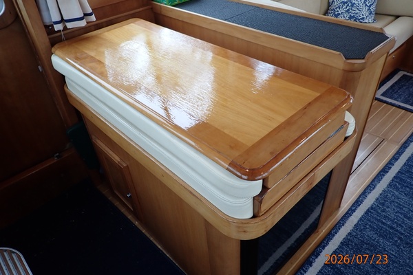 42' Sabre lower helm helm seat2