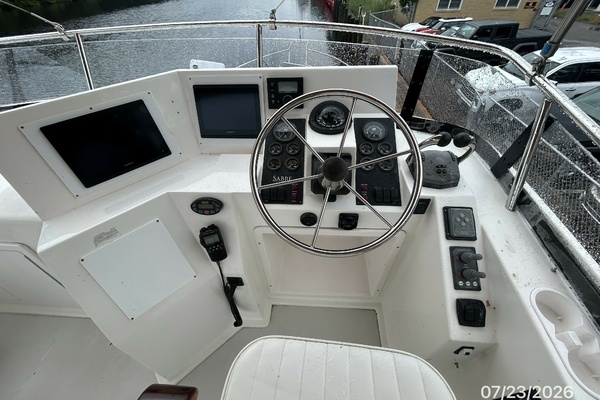 42' Sabre flybridge helm2
