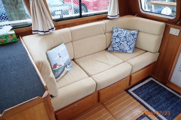 42' Sabre salon starboard seating