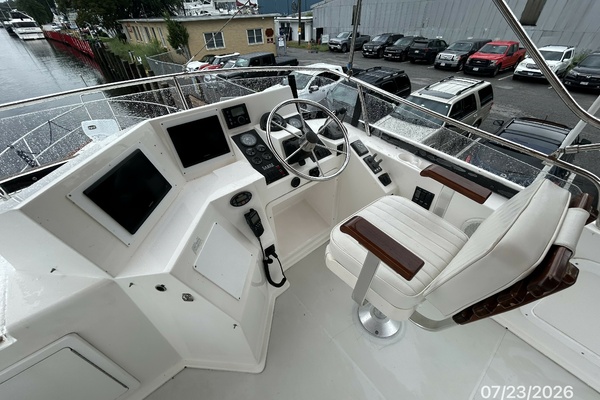 42' Sabre flybridge helm1