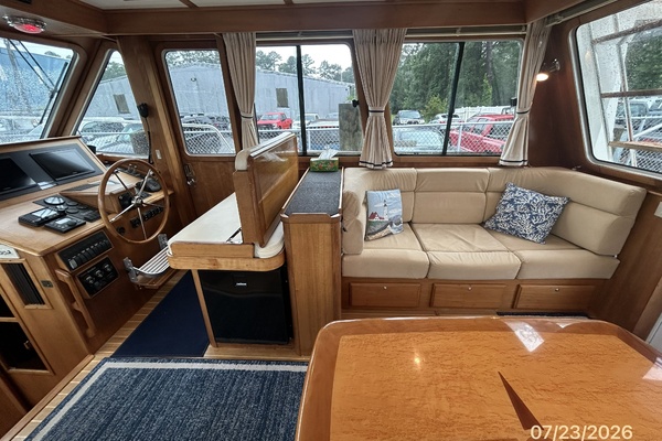 42' Sabre salon starboard
