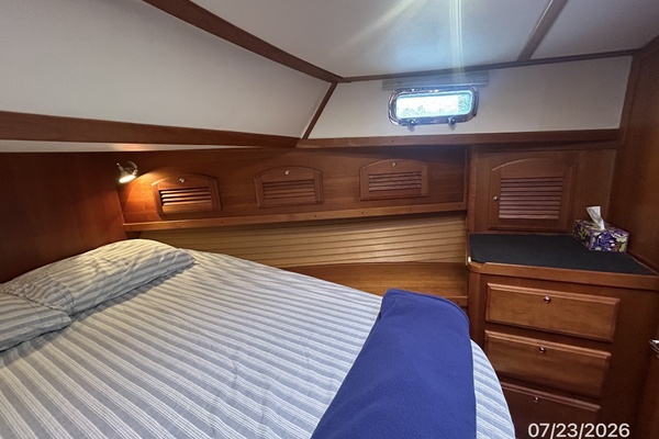42' Sabre master stateroom starboard