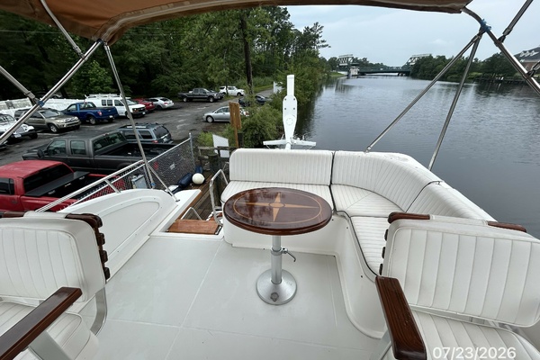 42' Sabre flybridge aft