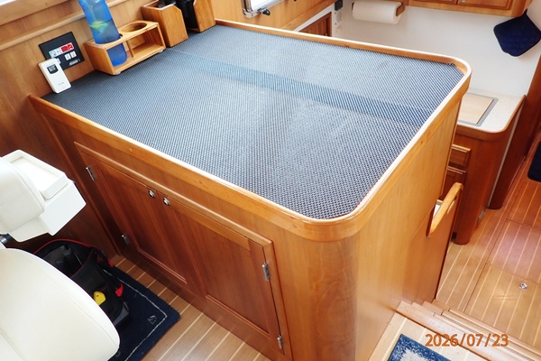 42' Sabre salon port forward