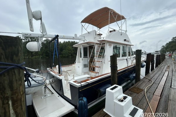42' Sabre starboard aft profile