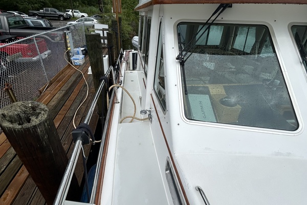 42' Sabre starboard side deck2