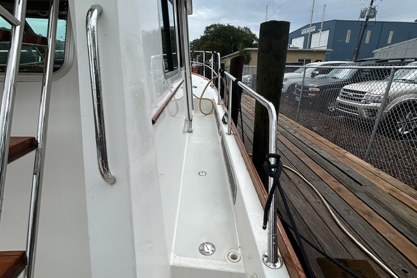 42' Sabre starboard side deck1