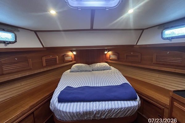 42' Sabre master stateroom